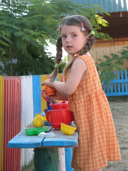 The girl plays to a garden — Stock Photo, Image