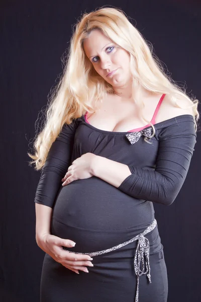 怀孕的女人控股肚子 — 图库照片