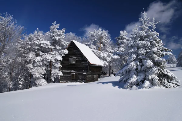 Berghaus im Schnee — Stockfoto