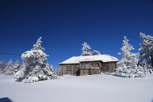 Berghaus im Schnee - Zuhause süß — Stockfoto