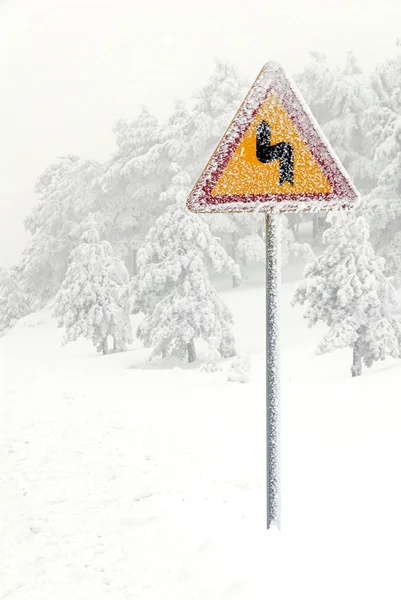 Señal de tráfico en niebla y nieve —  Fotos de Stock