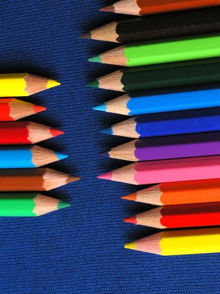 Кольорові олівці в ряд — стокове фото