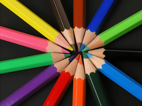 Χρωματιστά μολύβια σε μια σειρά — Φωτογραφία Αρχείου
