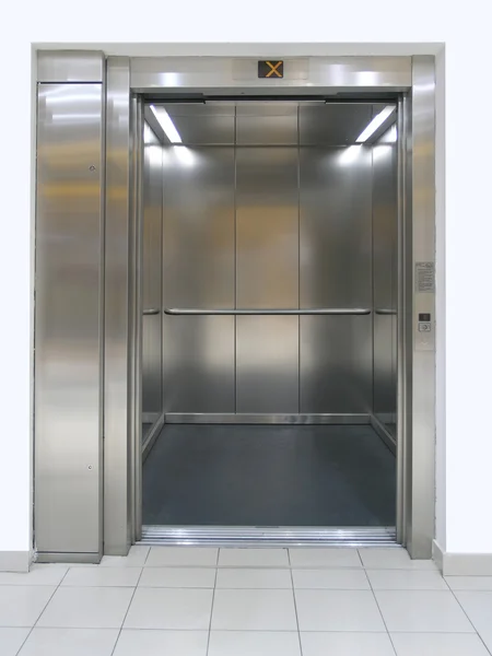 Лифт с открытой дверью — стоковое фото