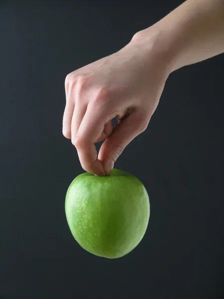 Яблоко висит — стоковое фото