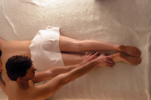 Massagem nas pernas — Fotografia de Stock