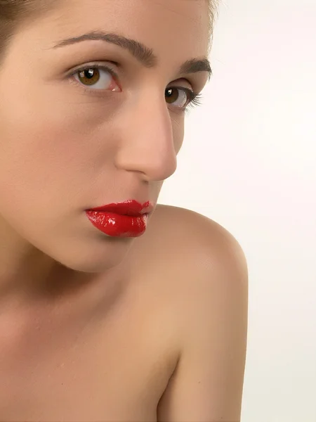 Schönes Gesicht und glänzende Lippen — Stockfoto