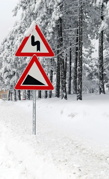 Дорожній знак у снігу — стокове фото