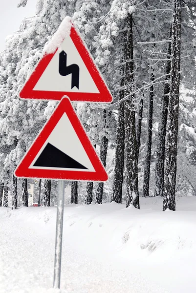 Señal de tráfico en nieve —  Fotos de Stock