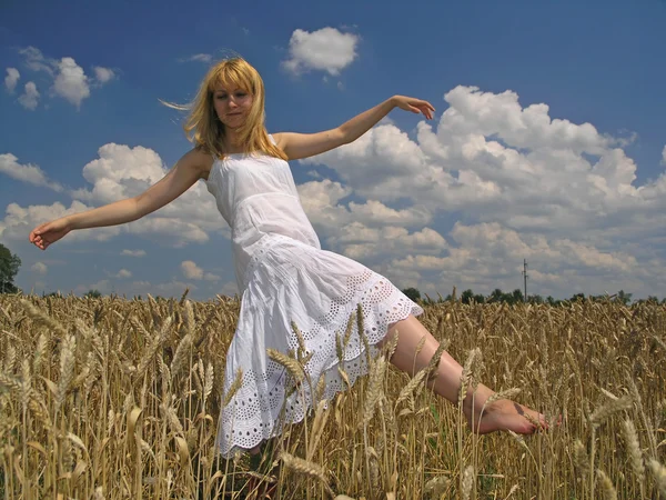 Girl in field — Stock Photo, Image