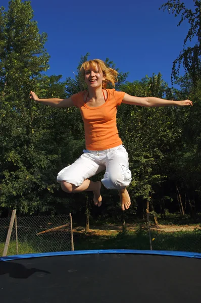 Fille sautant sur trampoline — Photo