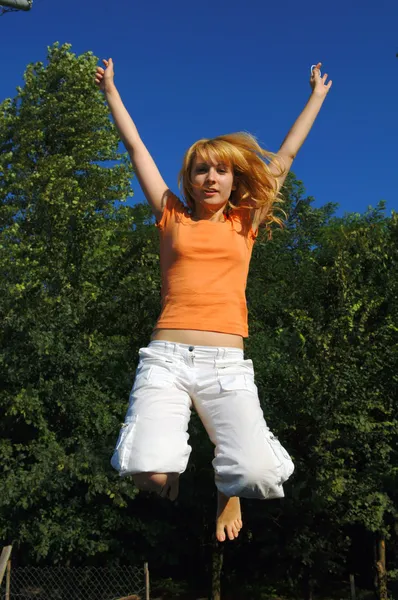 Девушка прыгает на батуте — стоковое фото