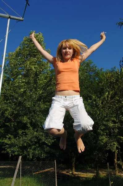 Dziewczyna skacze na trampolinie — Zdjęcie stockowe
