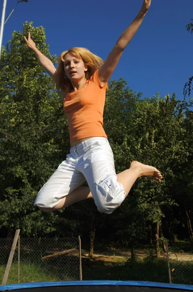 Chica saltando en trampolín —  Fotos de Stock