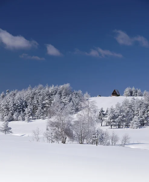 Litle hus på kullen - vinter scen — Stockfoto