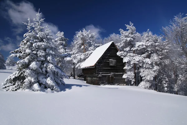 Горный дом в снегу — стоковое фото