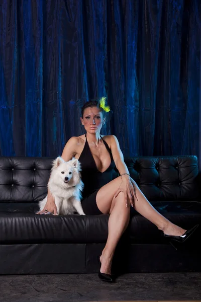 Mujer viuda y perro blanco en el sofá — Foto de Stock