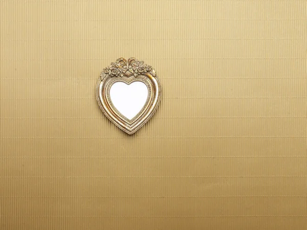 Rámeček obrázku srdce visí na zdi — Stock fotografie