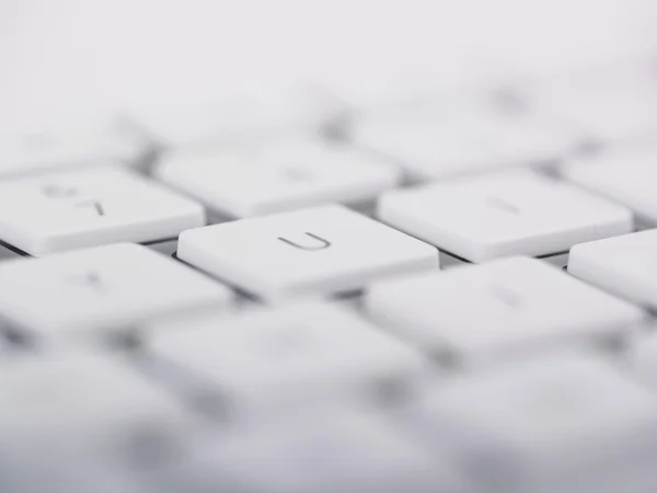 计算机键盘特写和你的钥匙 — 图库照片