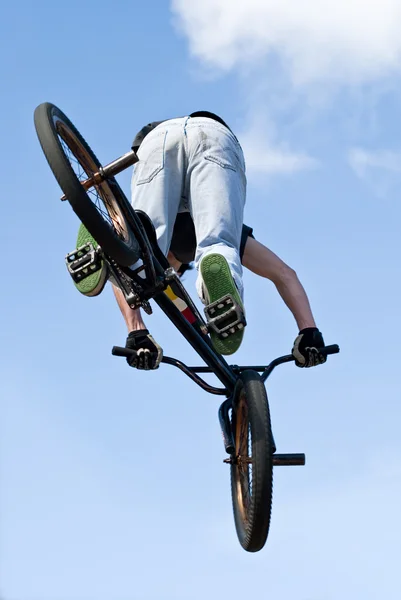 BMX bicicleta acrobacia aérea — Fotografia de Stock