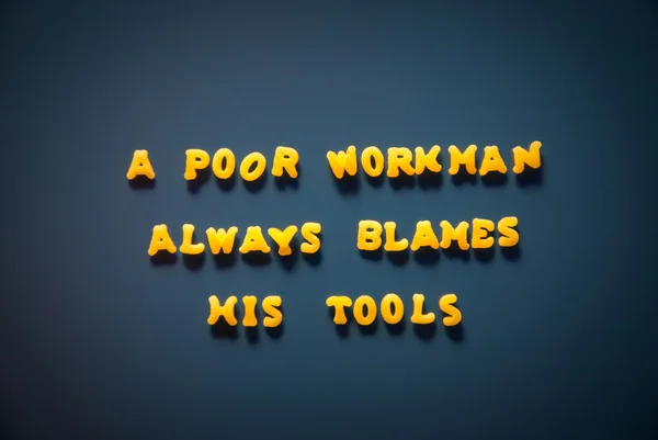 Um pobre trabalhador sempre culpa suas ferramentas — Fotografia de Stock