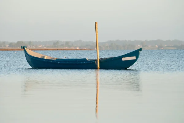 Традиционная рыбацкая лодка — стоковое фото