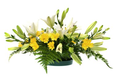 Sarı papatya ve beyaz çiçek aranjmanı