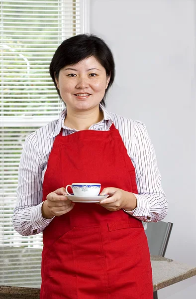 Hausfrau und Tee lizenzfreie Stockbilder