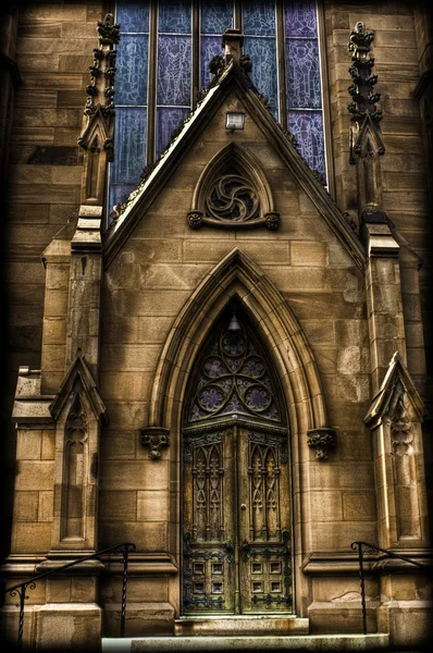 Gotiska katedralen i stort dynamiskt omfång — Stockfoto