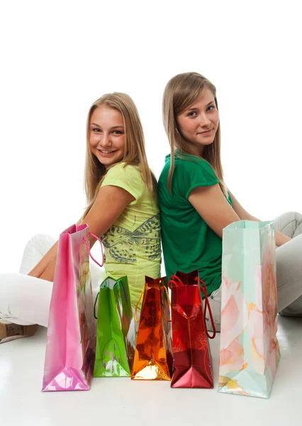 Две красивые девушки с пакетами — стоковое фото