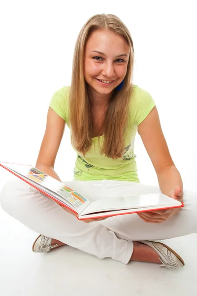 Kitap ile genç bir öğrenci — Stok fotoğraf