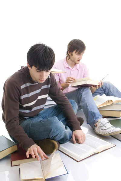Двое студентов с книгами — стоковое фото