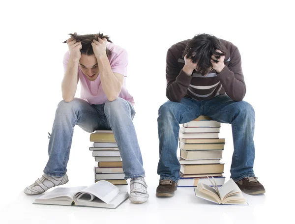 Los dos estudiantes con los libros — Foto de Stock