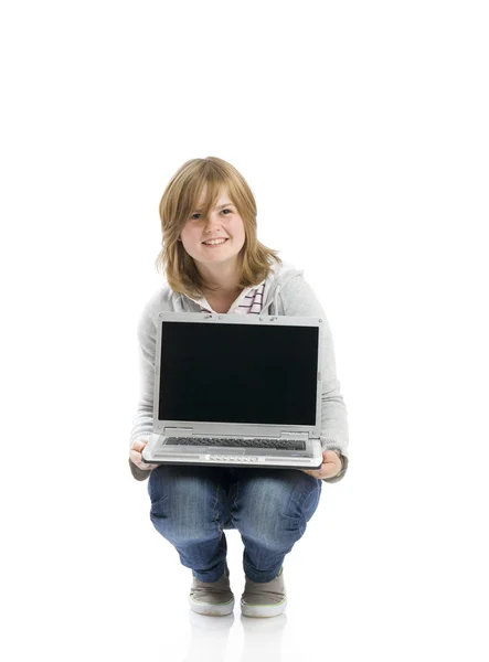 Das junge glückliche Mädchen mit dem Laptop Stockfoto