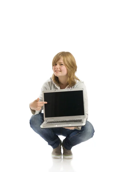 La muchacha feliz joven con el portátil — Foto de Stock