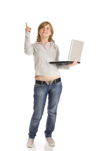 Das junge glückliche Mädchen mit dem Laptop — Stockfoto