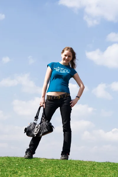 Das junge attraktive Mädchen mit der Handtasche — Stockfoto
