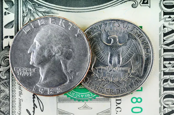 1 美元的钞票和 25 美分 — 图库照片