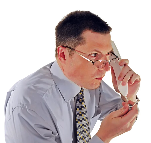 Homme à lunettes avec un téléphone — Photo
