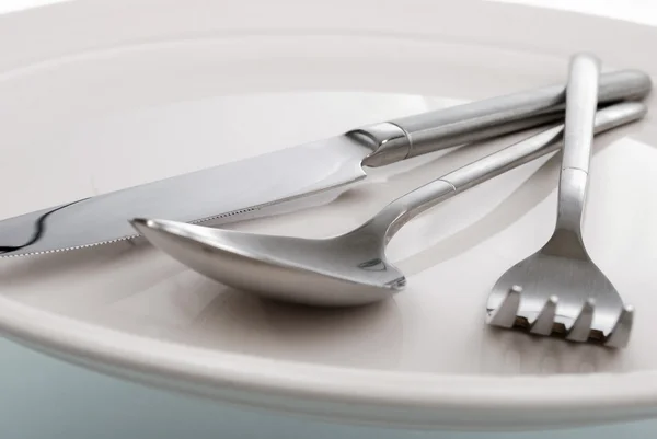 Пустая тарелка, вилка, ложка и столовый нож — стоковое фото