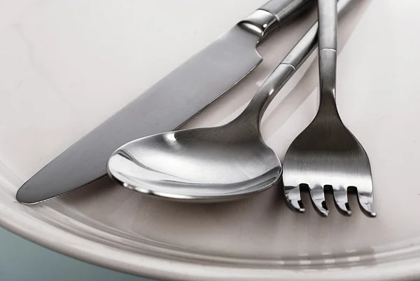 Piatto, forchetta, cucchiaio e coltello da tavola vuoti — Foto Stock