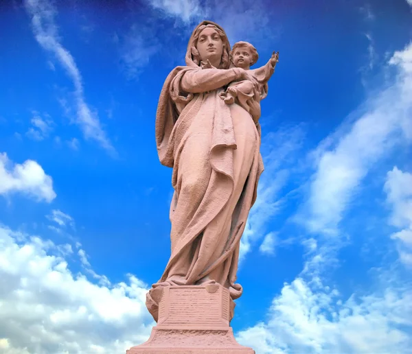 Статуя Божественной Матери — стоковое фото