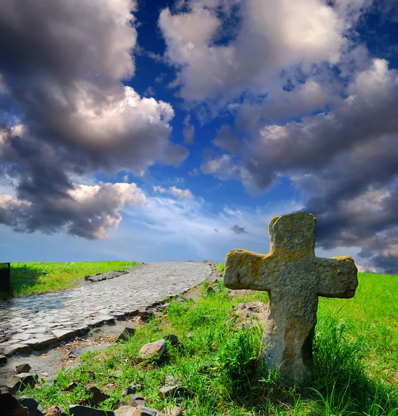 Croix de pierre sur la tombe négligée — Photo