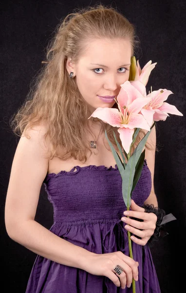 一个女孩有一朵花的肖像 — 图库照片