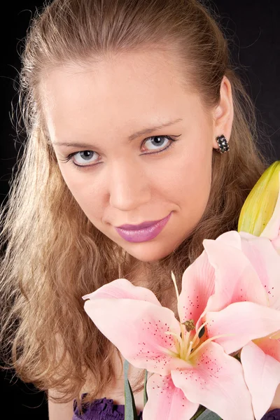 Porträt eines Mädchens mit einer Blume — Stockfoto