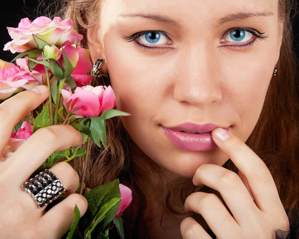 Porträtt av en flicka med en blomma — Stockfoto
