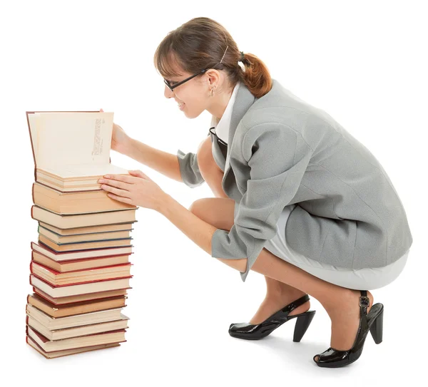 Mulher e uma pilha de livros — Fotografia de Stock