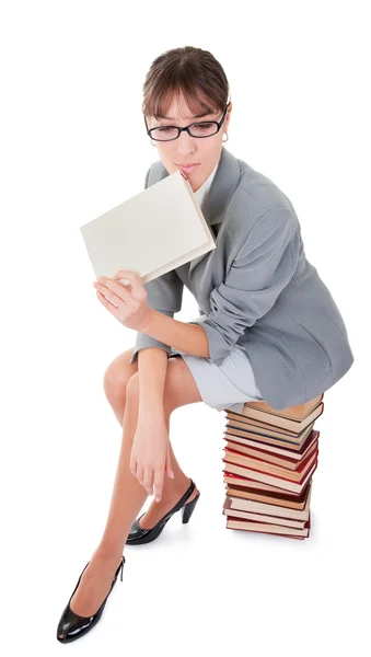 Frau und ein Stapel Bücher — Stockfoto
