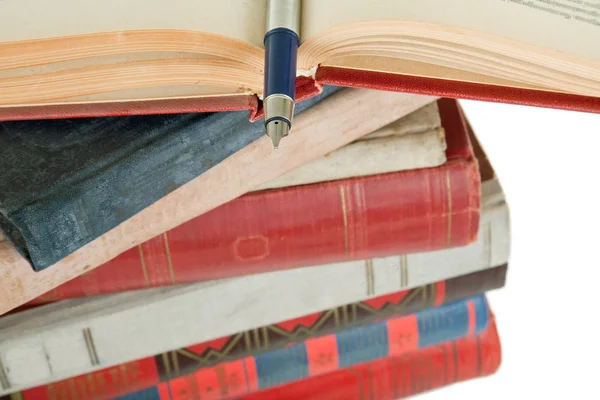 Eski kitaplar ve kalem — Stok fotoğraf