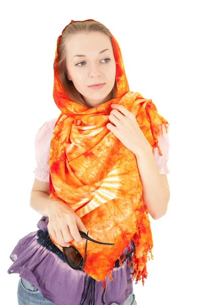 Молодая девушка с апельсиновой шалью — стоковое фото